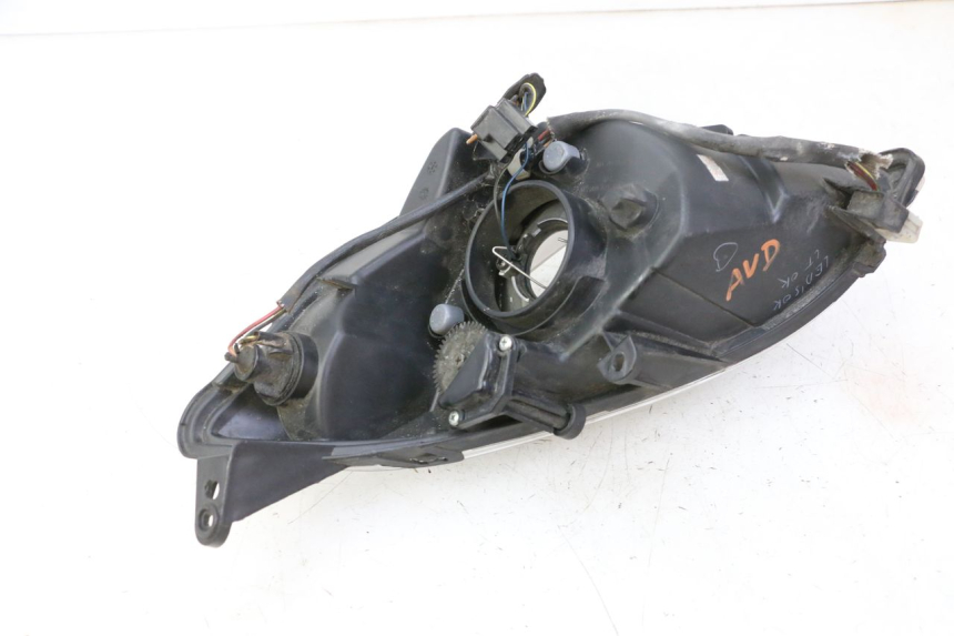 photo de PRAWA LAMPA PRZEDNIA PEUGEOT SATELIS 125 (2013 - 2018) - Inny kąt widzenia