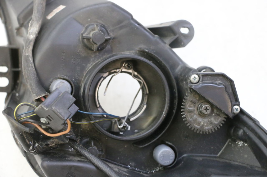 photo de PRAWA LAMPA PRZEDNIA PEUGEOT SATELIS 125 (2013 - 2018) - Zbliżenie techniczne