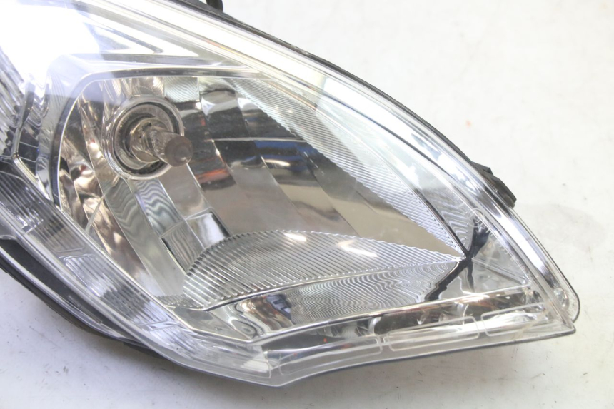 photo de PRAWA LAMPA PRZEDNIA PEUGEOT SATELIS 125 (2010 - 2012) - Zoom stanu zużycia