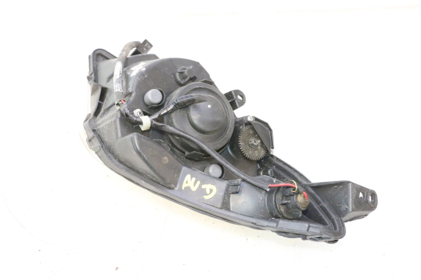 photo de PRAWA LAMPA PRZEDNIA PEUGEOT SATELIS 125 (2013 - 2018) - Zbliżenie techniczne