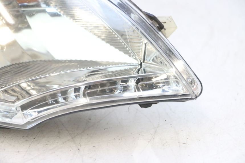 photo de PRAWA LAMPA PRZEDNIA PEUGEOT SATELIS 125 (2013 - 2018) - Część sprawdzona