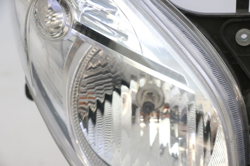 photo de REFLEKTOR PRZEDNI HONDA FES S-WING SWING ABS 125 (2007 - 2015) - Widok z bliska