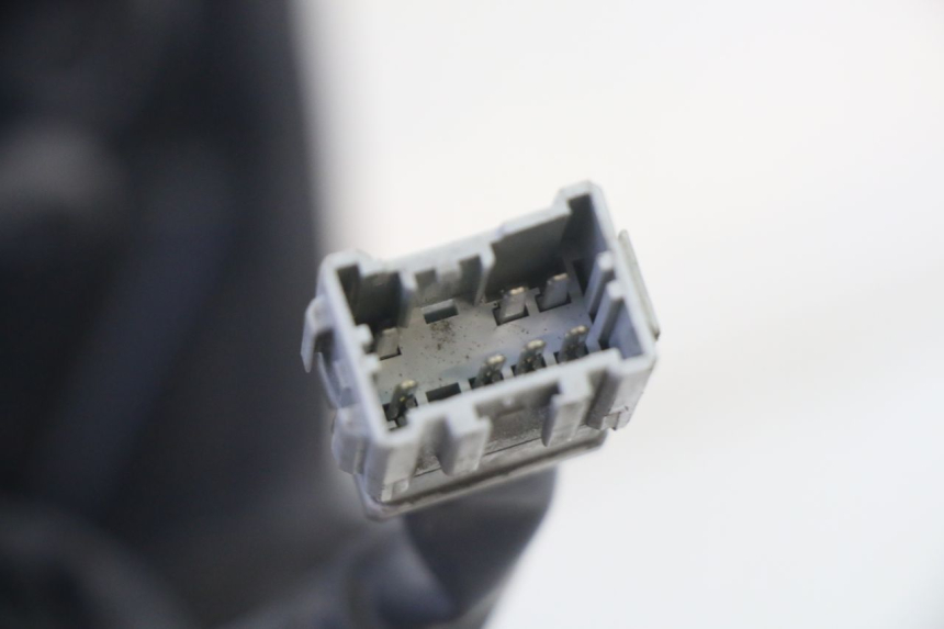 photo de REFLEKTOR PRZEDNI HONDA FES S-WING SWING ABS 125 (2007 - 2015) - Widok z bliska