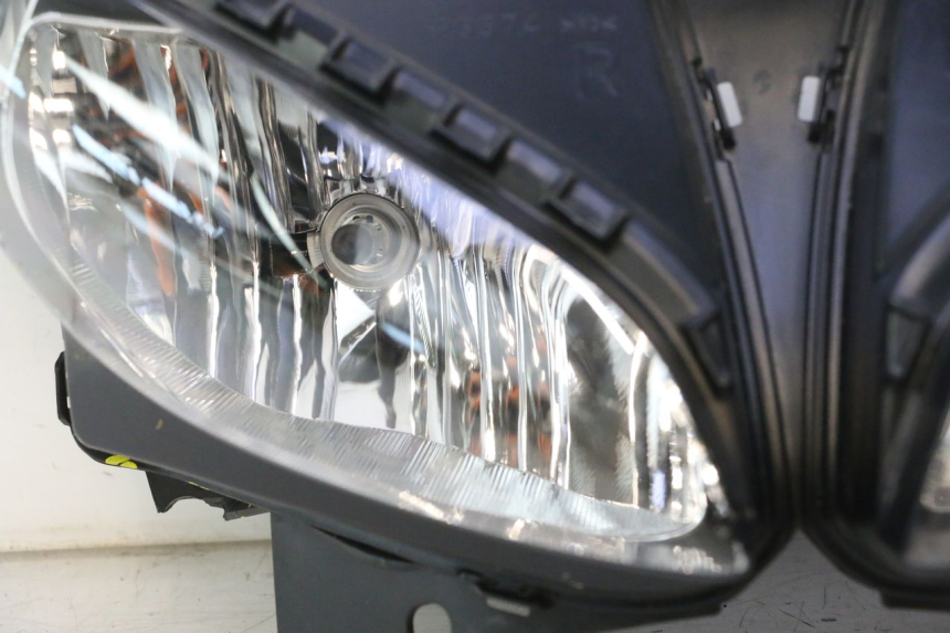 photo de PRZEDNIA LAMPA YAMAHA FZ8 800 (2010 - 2016) - Zoom stanu zużycia
