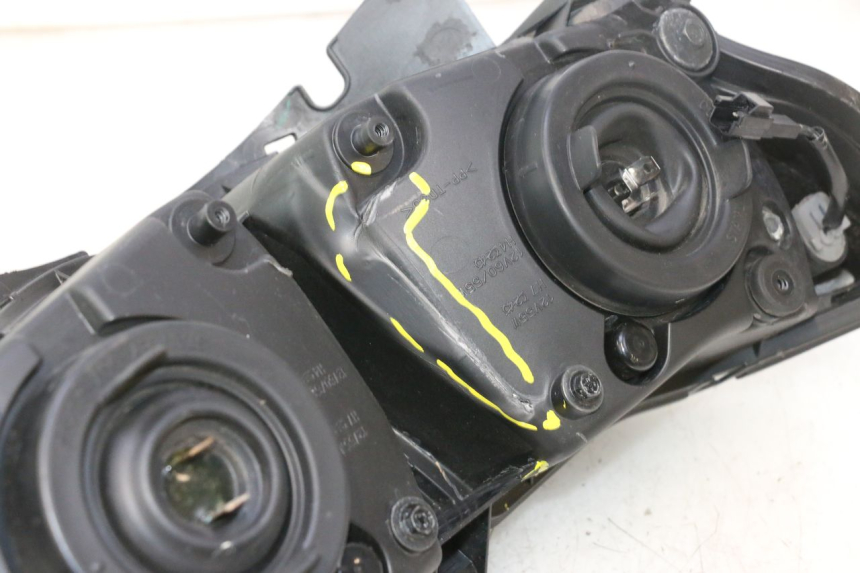 photo de PRZEDNIA LAMPA YAMAHA FZ8 800 (2010 - 2016) - Zoom stanu zużycia