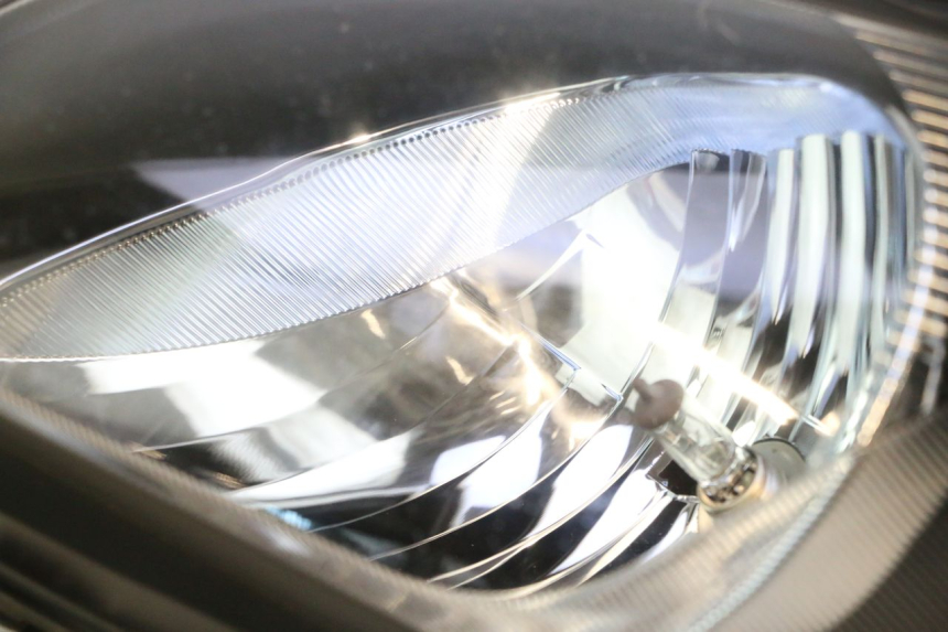 photo de LEWY PRZEDNI REFLEKTOR SUZUKI BURGMAN EXECUTIVE ABS 650 (2006 - 2012) - Zbliżenie techniczne