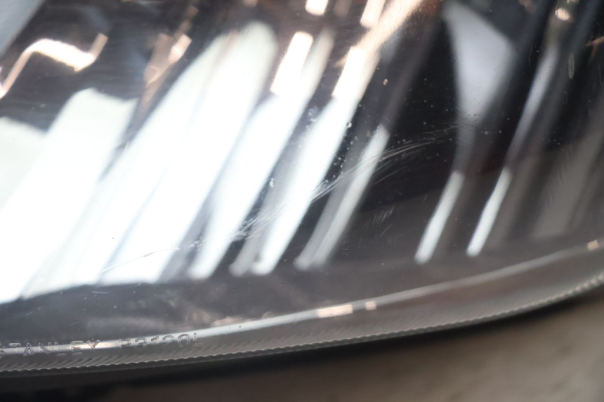 photo de LEWY PRZEDNI REFLEKTOR SUZUKI BURGMAN EXECUTIVE ABS 650 (2006 - 2012) - Zoom stanu zużycia