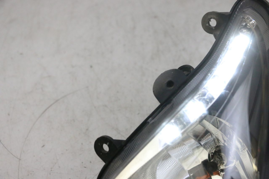 photo de LEWY PRZEDNI REFLEKTOR SYM GTS EVO 125 (2009 - 2013) - Zoom stanu zużycia