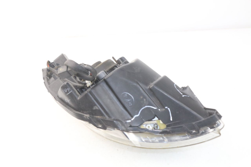 photo de LEWY PRZEDNI REFLEKTOR PEUGEOT SATELIS 300 (2012 - 2015) - Zbliżenie techniczne