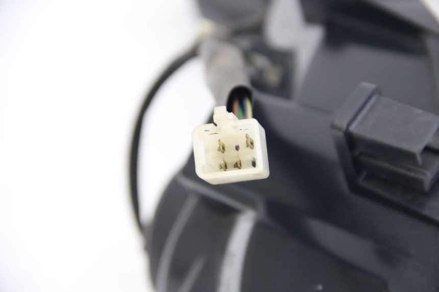 photo de LEWY PRZEDNI REFLEKTOR PEUGEOT SATELIS 125 (2006 - 2009) - Szczegóły charakterystyczne