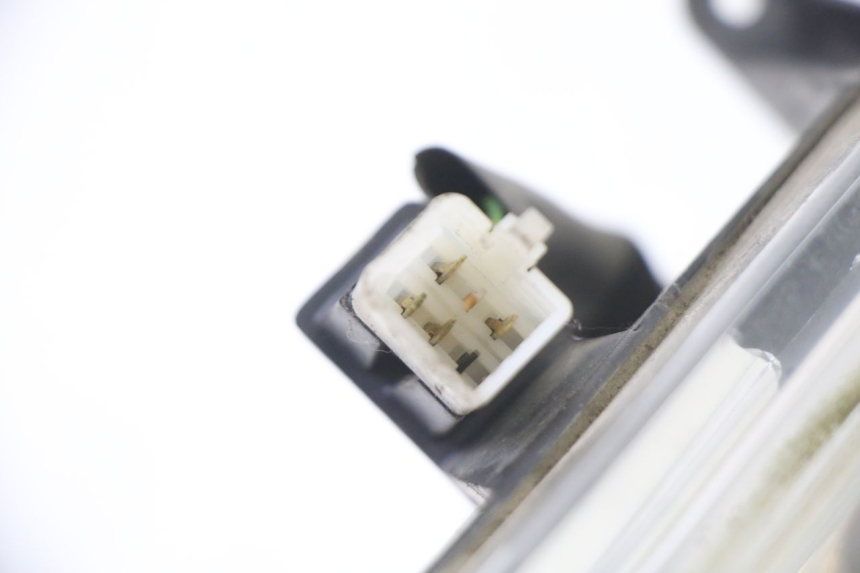 photo de LEWY PRZEDNI REFLEKTOR PEUGEOT SATELIS 250 (2006 - 2012) - Stan powierzchni