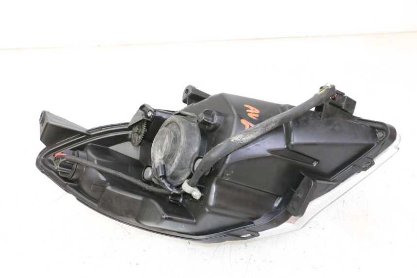 photo de LEWY PRZEDNI REFLEKTOR PEUGEOT SATELIS 125 (2013 - 2018) - Stan powierzchni
