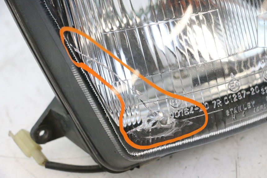 photo de PRZEDNIA LAMPA KAWASAKI GPX F ZX750F 750 (1986 - 1990) - Szczegóły charakterystyczne