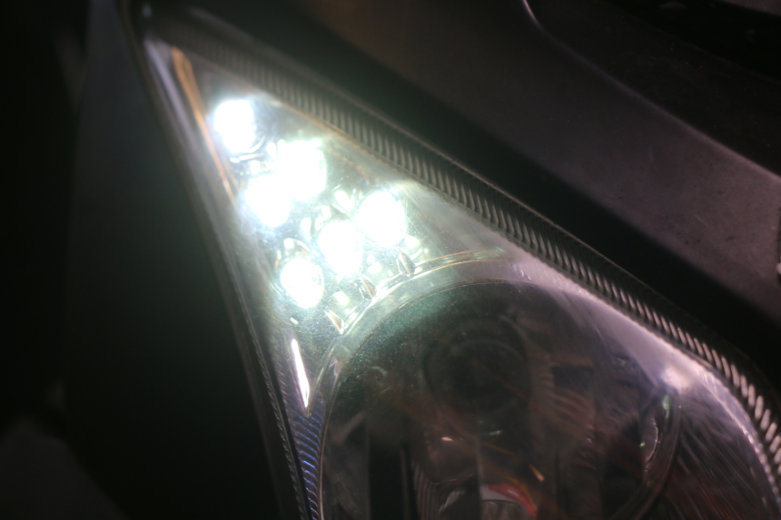 photo de REFLEKTOR PRZEDNI TNT MOTOR GRIDO 2T 50 (2010 - 2019) - Szczegóły charakterystyczne