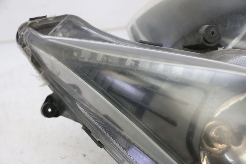 photo de REFLEKTOR PRZEDNI JM MOTORS GTS 125 (2015 - 2019) - Zbliżenie komponentów