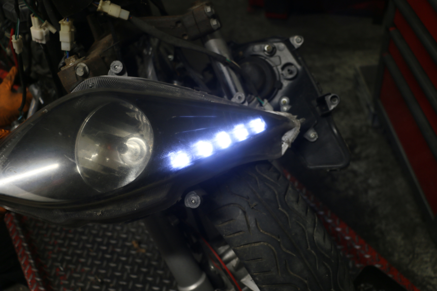 photo de REFLEKTOR PRZEDNI JM MOTORS GTS 125 (2015 - 2019) - Zoom stanu zużycia