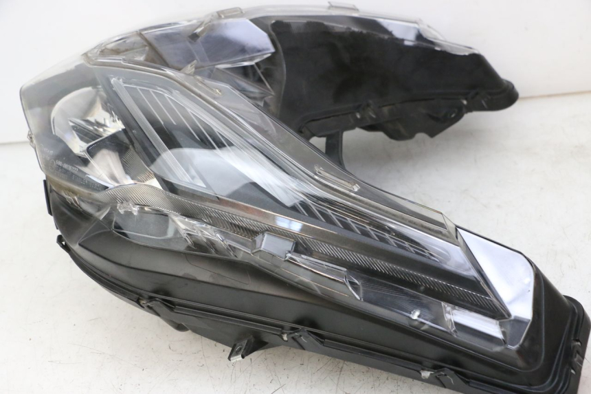 photo de REFLEKTOR PRZEDNI HONDA FORZA 125 (2021 - 2025) - Widok z bliska