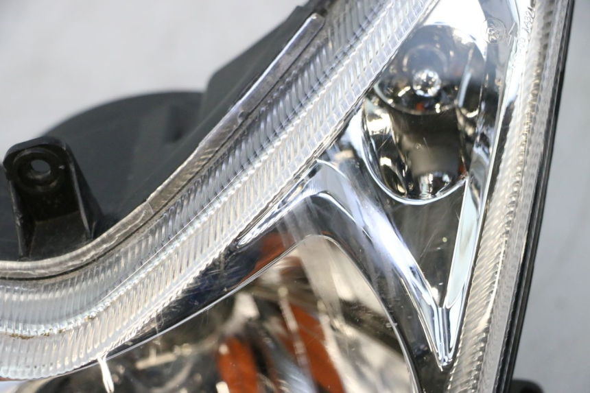 photo de REFLEKTOR PRZEDNI PEUGEOT KISBEE 4T 50 (2018 - 2022) - Szczegóły charakterystyczne