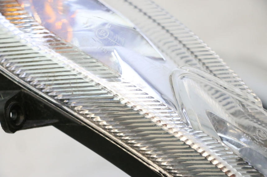 photo de REFLEKTOR PRZEDNI PEUGEOT KISBEE 4T 50 (2018 - 2022) - Stan powierzchni