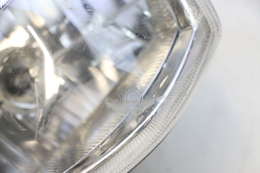 photo de PRZEDNIA LAMPA PEUGEOT KISBEE 4T 50 (2023 - 2026) - Struktura - zbliżenie