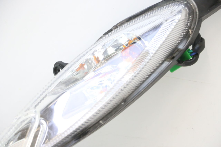photo de PRZEDNIA LAMPA PEUGEOT KISBEE 4T 50 (2023 - 2026) - Zoom stanu zużycia