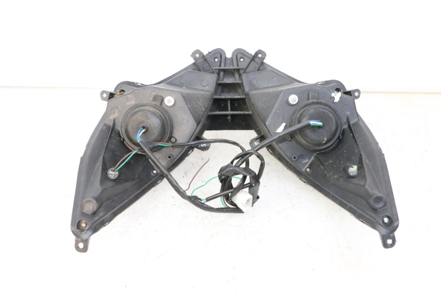 photo de REFLEKTOR PRZEDNI LONGJIA SHARPY 125 (2020 - 2024) - Zbliżenie techniczne