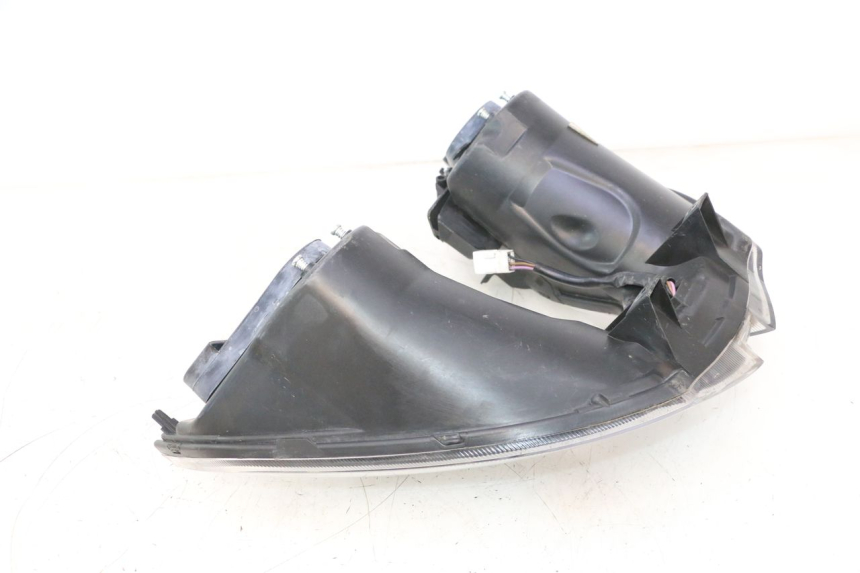 photo de REFLEKTOR PRZEDNI PIAGGIO MP3 500 (2016 - 2018) - Szczegóły charakterystyczne