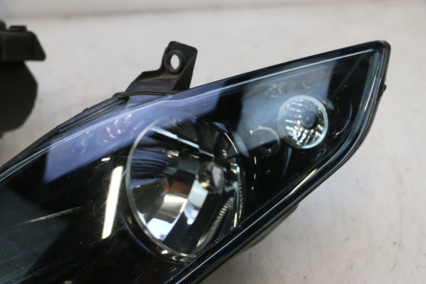 photo de REFLEKTOR PRZEDNI PIAGGIO MP3 125 (2006 - 2014) - Inny kąt widzenia