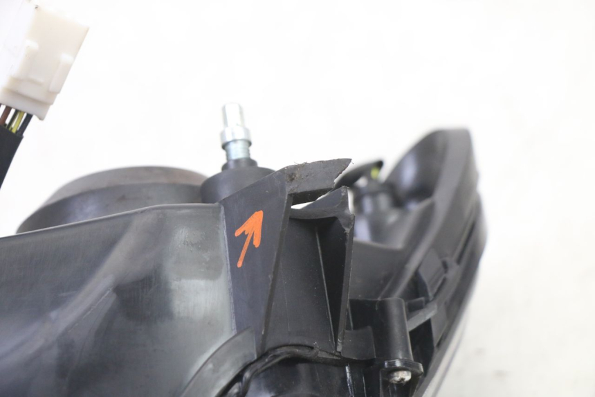 photo de REFLEKTOR PRZEDNI PIAGGIO NRG POWER PUREJET 50 (2018 - 2021) - Szczegóły charakterystyczne