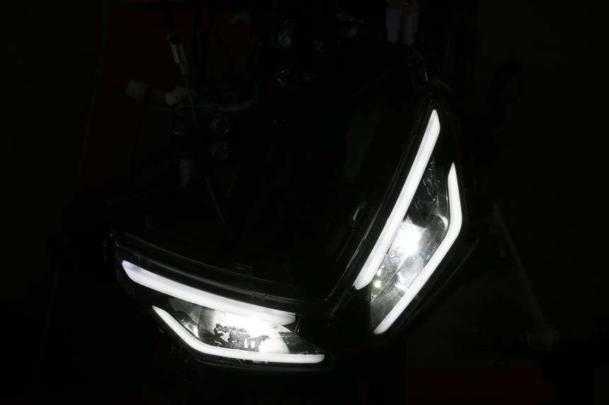 photo de PRZEDNIA LAMPA JM MOTORS R-MAX TECH 50 (2024 - 2026) - Zoom stanu zużycia