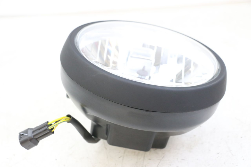 photo de REFLEKTOR PRZEDNI ROYAL ENFIELD SCRAM 411 (2022 - 2024) - Zbliżenie techniczne