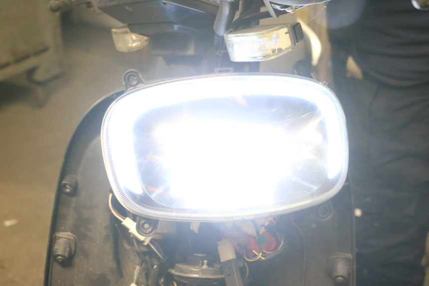 photo de PRZEDNIA LAMPA BAIKU SAKURA 1 (2021 - 2025) - Zoom stanu zużycia