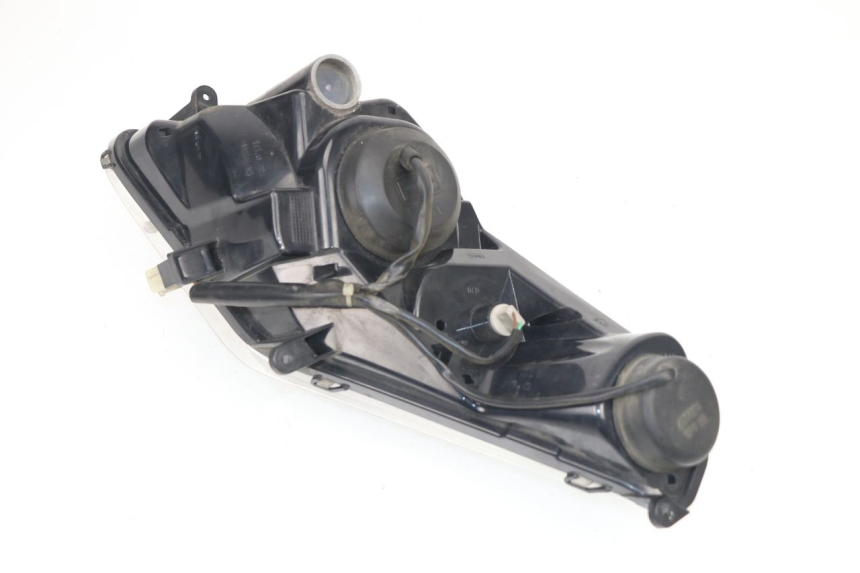 photo de REFLEKTOR PRZEDNI PEUGEOT SATELIS COMPRESSOR K15 125 (2006 - 2009) - Zbliżenie komponentów