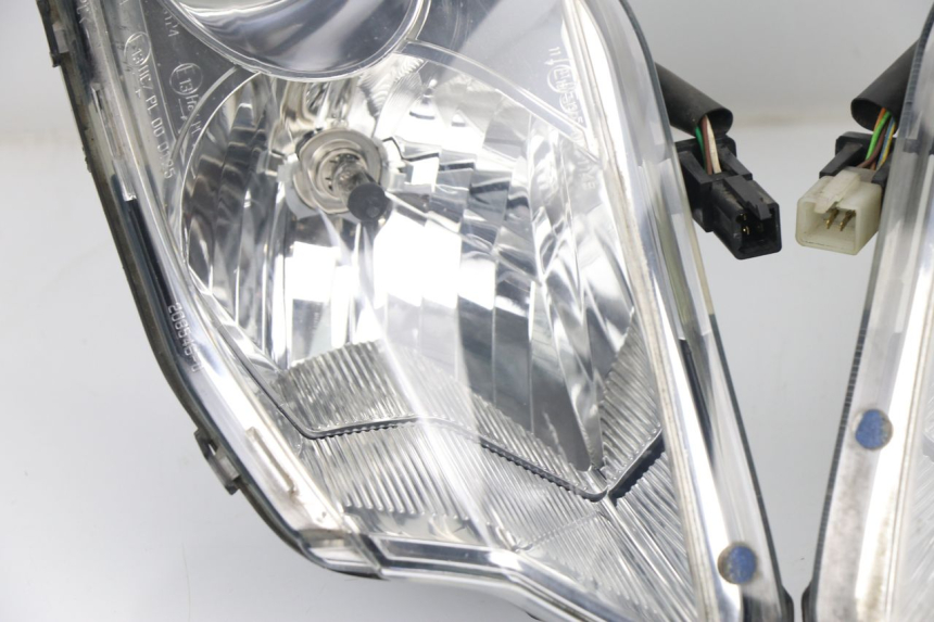 photo de REFLEKTOR PRZEDNI PEUGEOT SATELIS COMPRESSOR K15 125 (2006 - 2009) - Zoom jakości