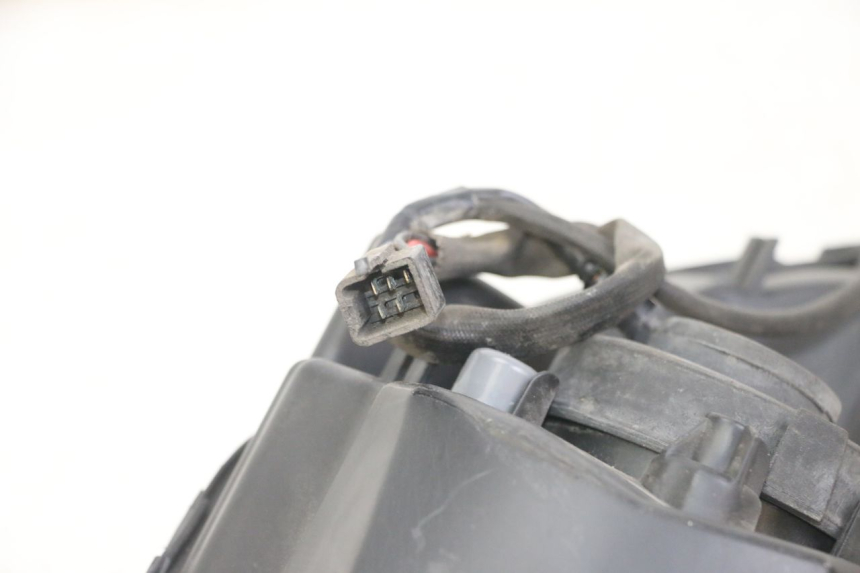 photo de REFLEKTOR PRZEDNI PEUGEOT SATELIS 125 (2013 - 2018) - Struktura - zbliżenie