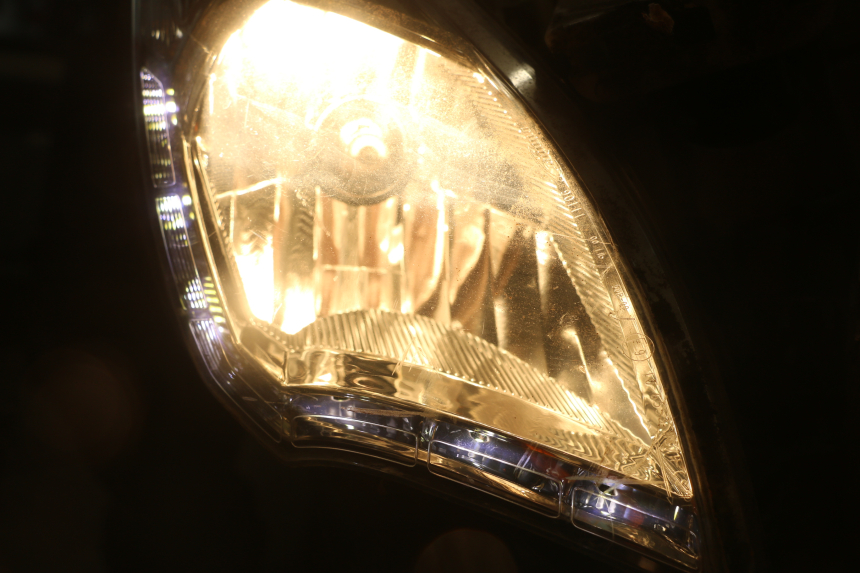 photo de REFLEKTOR PRZEDNI PEUGEOT SATELIS 125 (2013 - 2018) - Zbliżenie komponentów