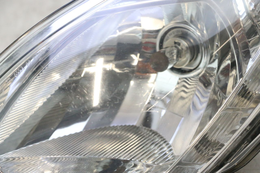 photo de REFLEKTOR PRZEDNI PEUGEOT SATELIS 125 (2013 - 2018) - Szczegóły charakterystyczne