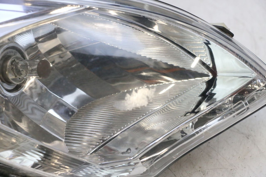 photo de REFLEKTOR PRZEDNI PEUGEOT SATELIS 125 (2013 - 2018) - Widok z bliska
