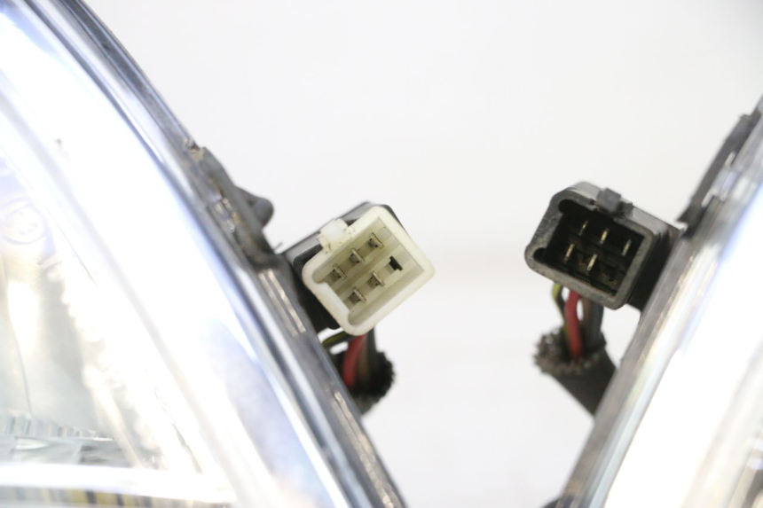 photo de REFLEKTOR PRZEDNI PEUGEOT SATELIS 125 (2013 - 2018) - Alternatywny kąt