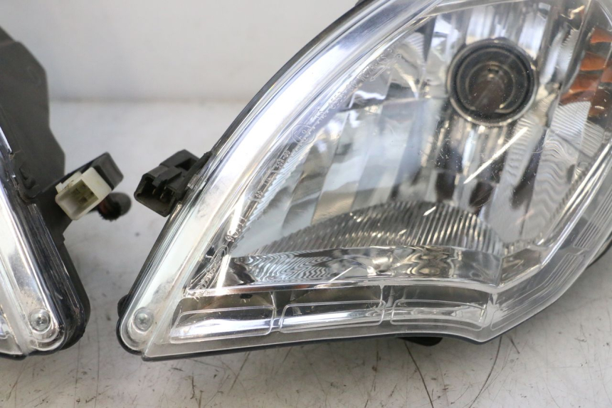 photo de REFLEKTOR PRZEDNI PEUGEOT SATELIS 125 (2013 - 2018) - Widok profilu