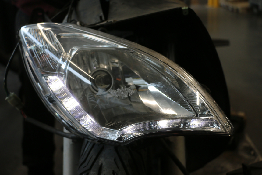photo de REFLEKTOR PRZEDNI PEUGEOT SATELIS 125 (2013 - 2018) - Zoom stanu zużycia
