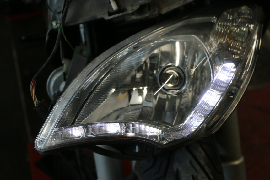 photo de REFLEKTOR PRZEDNI PEUGEOT SATELIS 125 (2013 - 2018) - Zbliżenie techniczne