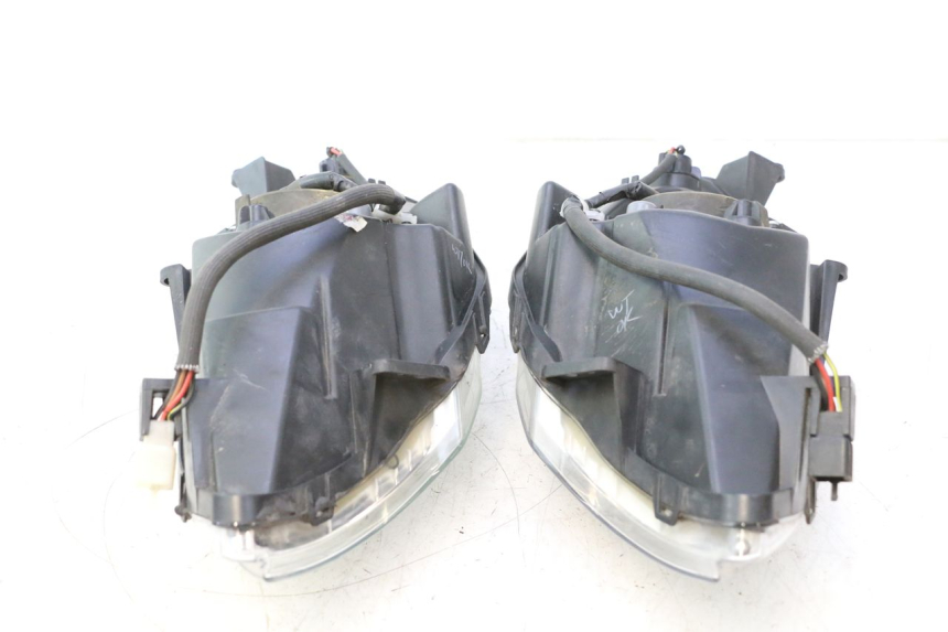 photo de REFLEKTOR PRZEDNI PEUGEOT SATELIS 125 (2013 - 2018) - Stan powierzchni