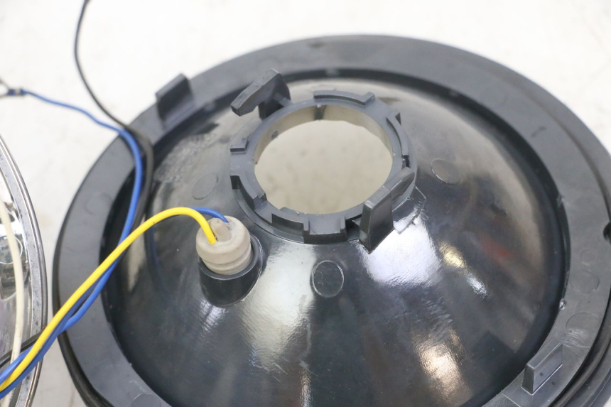 photo de REFLEKTOR PRZEDNI APRILIA SCARABEO GT TOURING 125 (1999 - 2005) - Szczegóły charakterystyczne