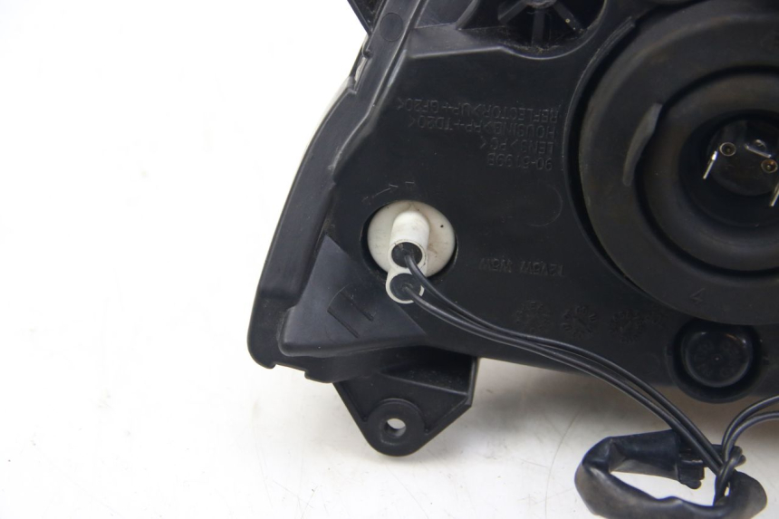 photo de REFLEKTOR PRZEDNI SUZUKI SIXTEEN 125 (2008 - 2010) - Struktura - zbliżenie