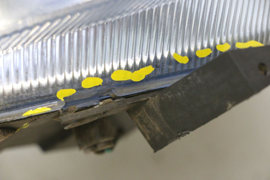 photo de PRZEDNIA LAMPA KYMCO SUPER 8 2T 50 (2007 - 2013) - Struktura - zbliżenie