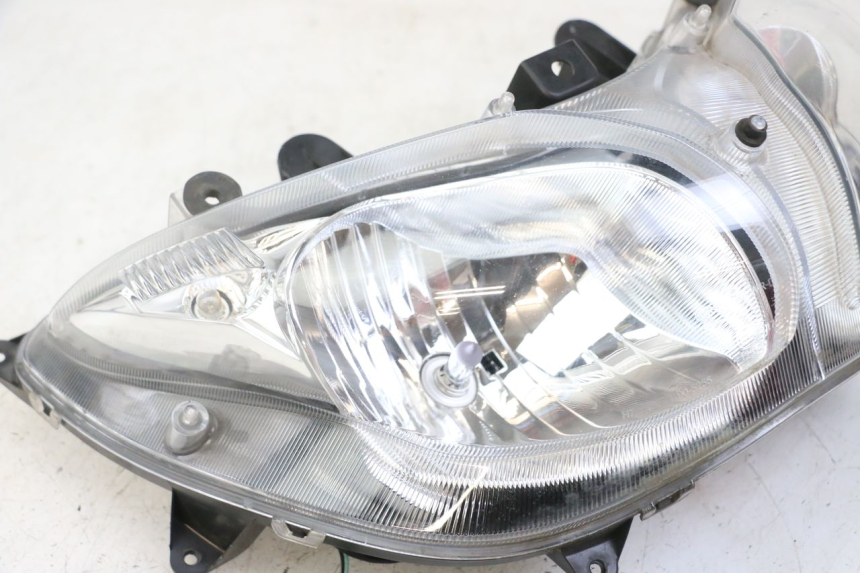 photo de REFLEKTOR PRZEDNI SUZUKI BURGMAN 125 (2018 - 2021) - Szczegół części