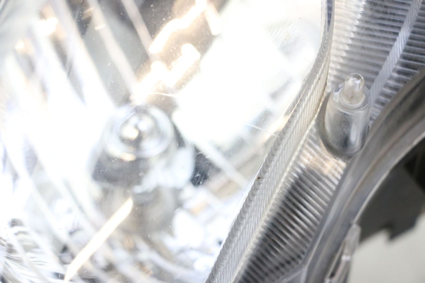 photo de REFLEKTOR PRZEDNI SUZUKI BURGMAN 125 (2018 - 2021) - Inny kąt widzenia