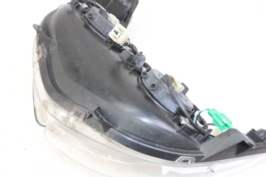 photo de REFLEKTOR PRZEDNI SUZUKI BURGMAN 125 (2018 - 2021) - Zbliżenie techniczne