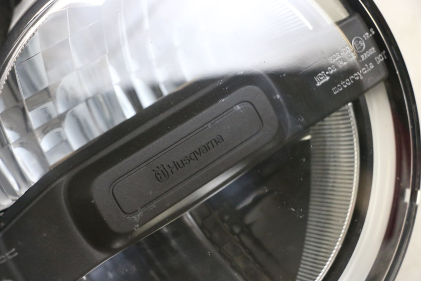 photo de REFLEKTOR PRZEDNI HUSQVARNA SVARTPILEN 401 (2018 - 2023) - Stan powierzchni